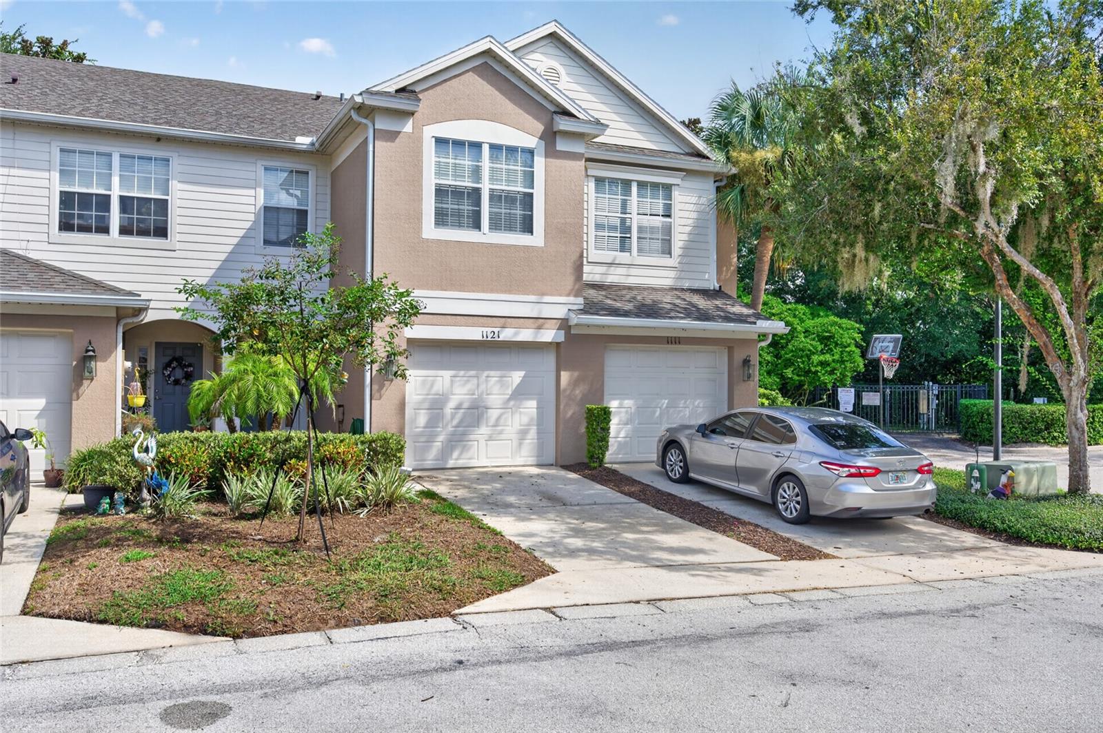 1121 Loyola Ct — photo