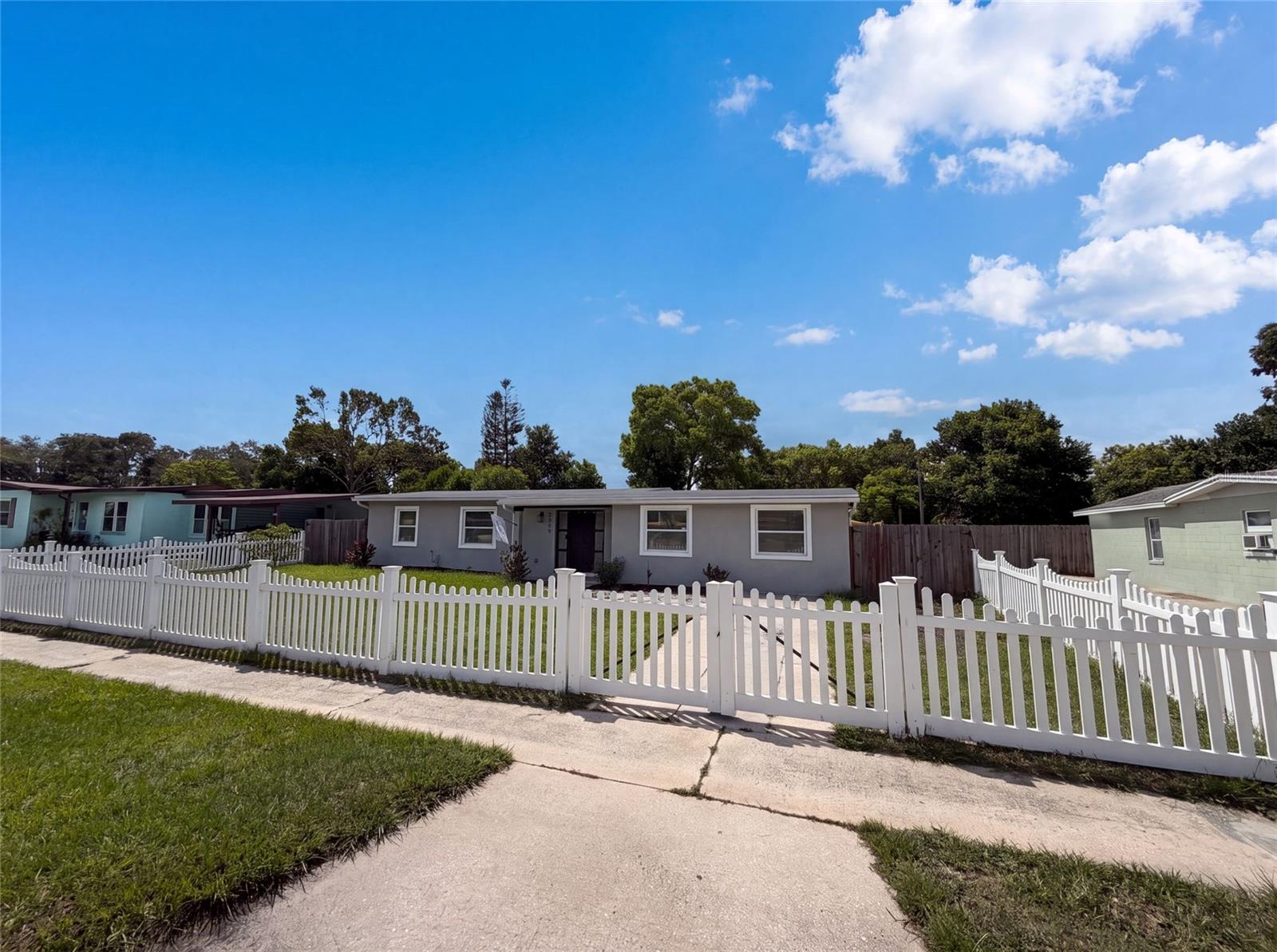 2242 E Dana Dr — photo