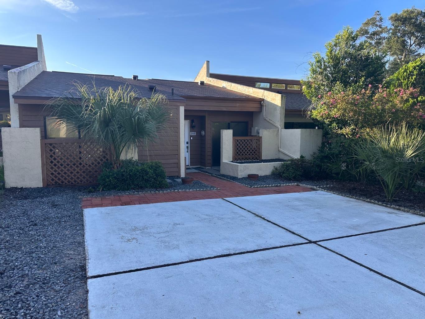 705 Teal Ln — photo