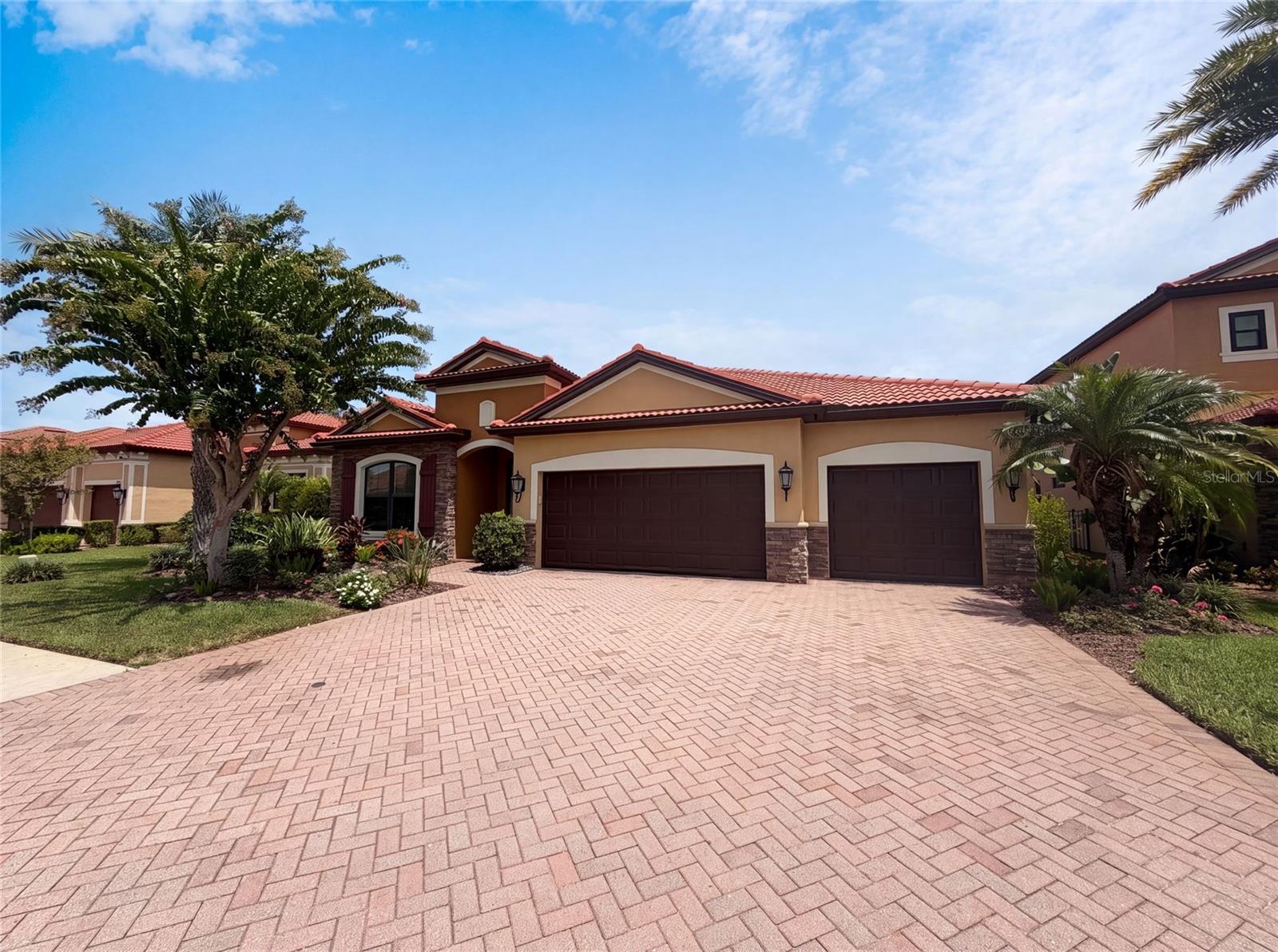 2575 Grand Lakeside Dr — photo