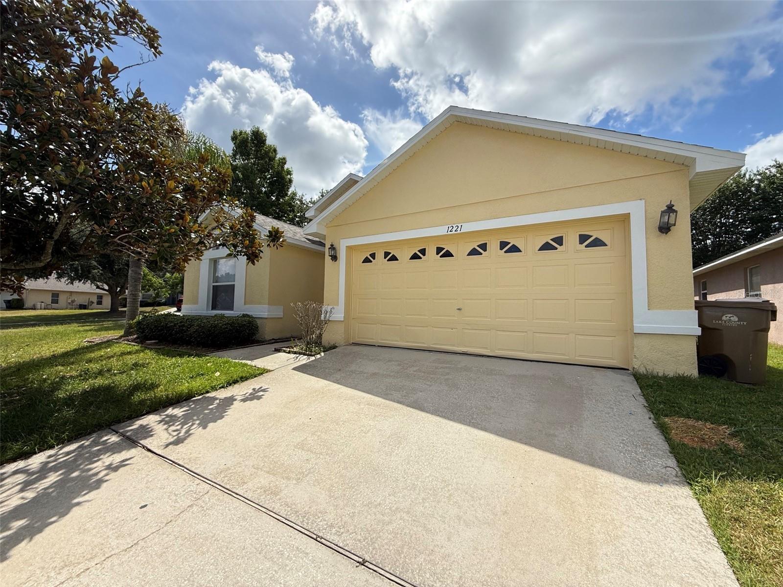 1221 Singleton Cir — photo