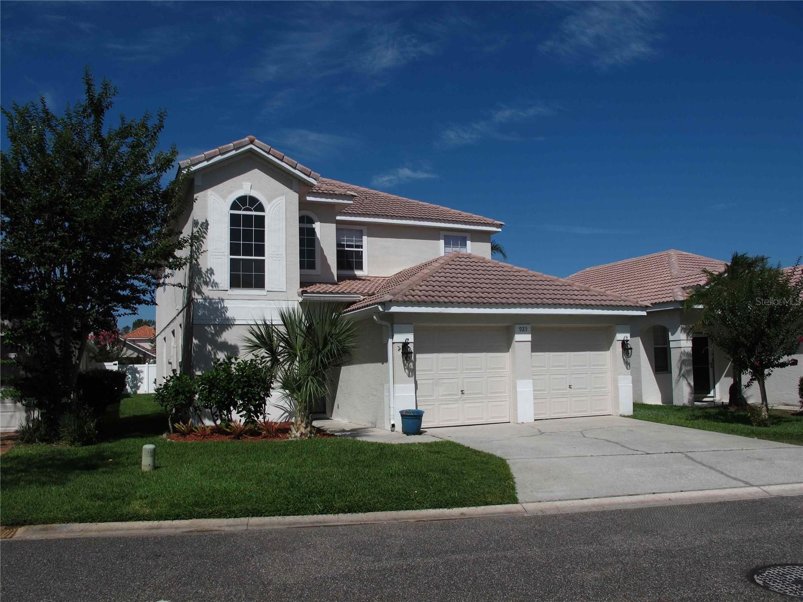 925 Torrey Pine Dr — photo