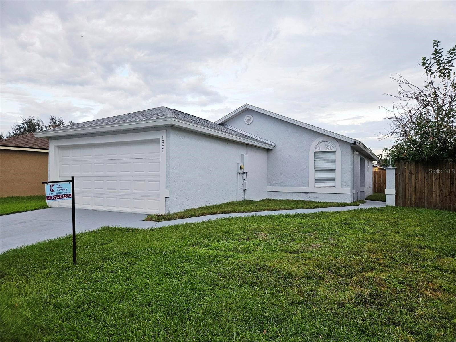 1047 Florida Holly Dr — photo