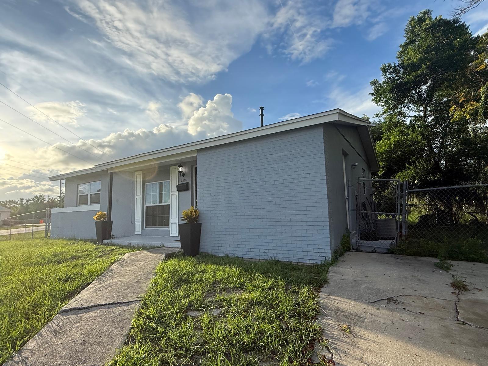 2302 E Dana Dr — photo