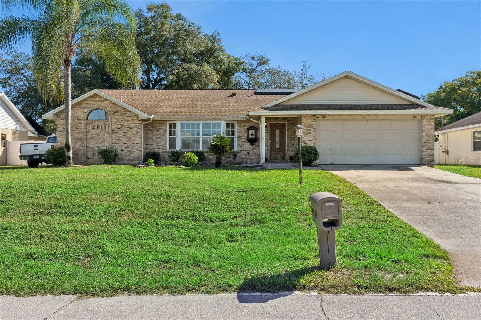 1079 W Hancock Dr — photo