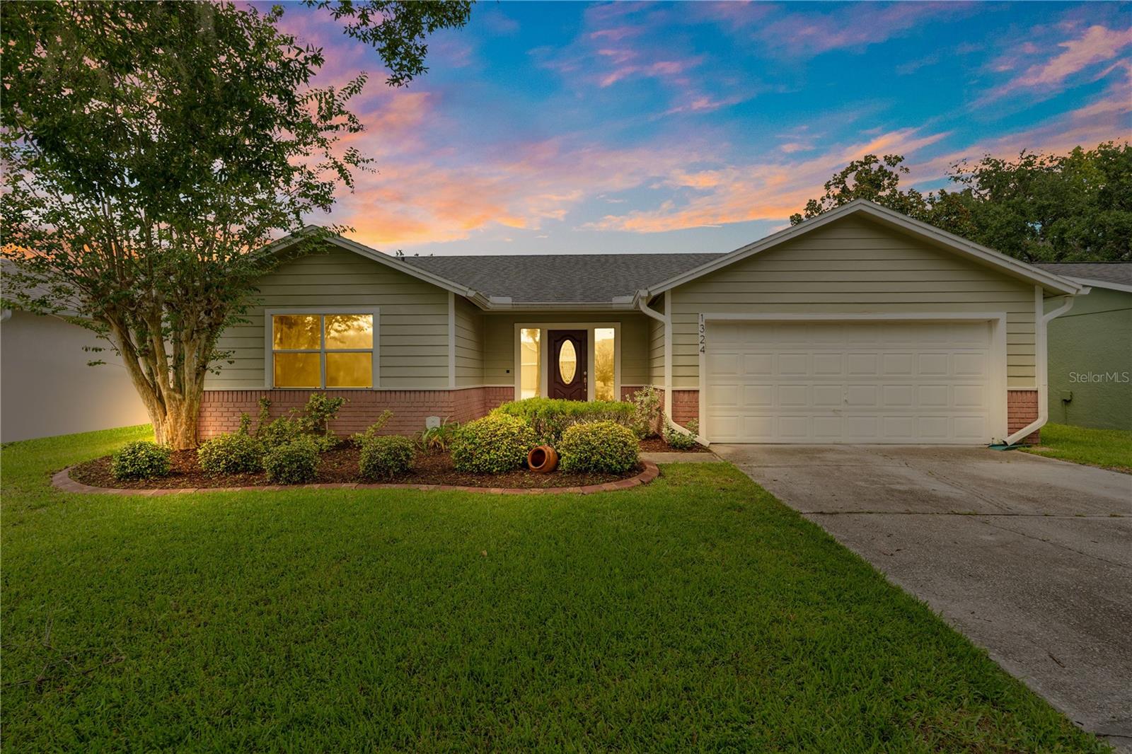 1324 Silverthorn Dr — photo