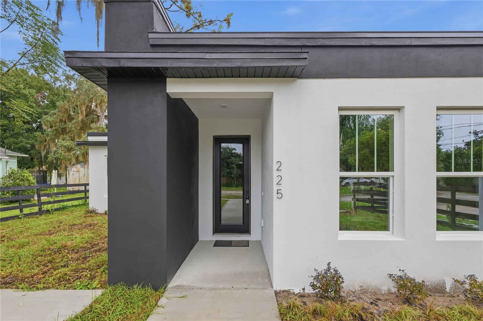 225 E Hyde Park Avenue, Eustis, FL 32726 — photo 2