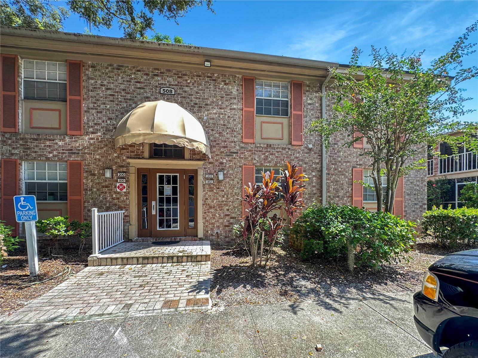 508 Banyon Tree Cir #200 — photo