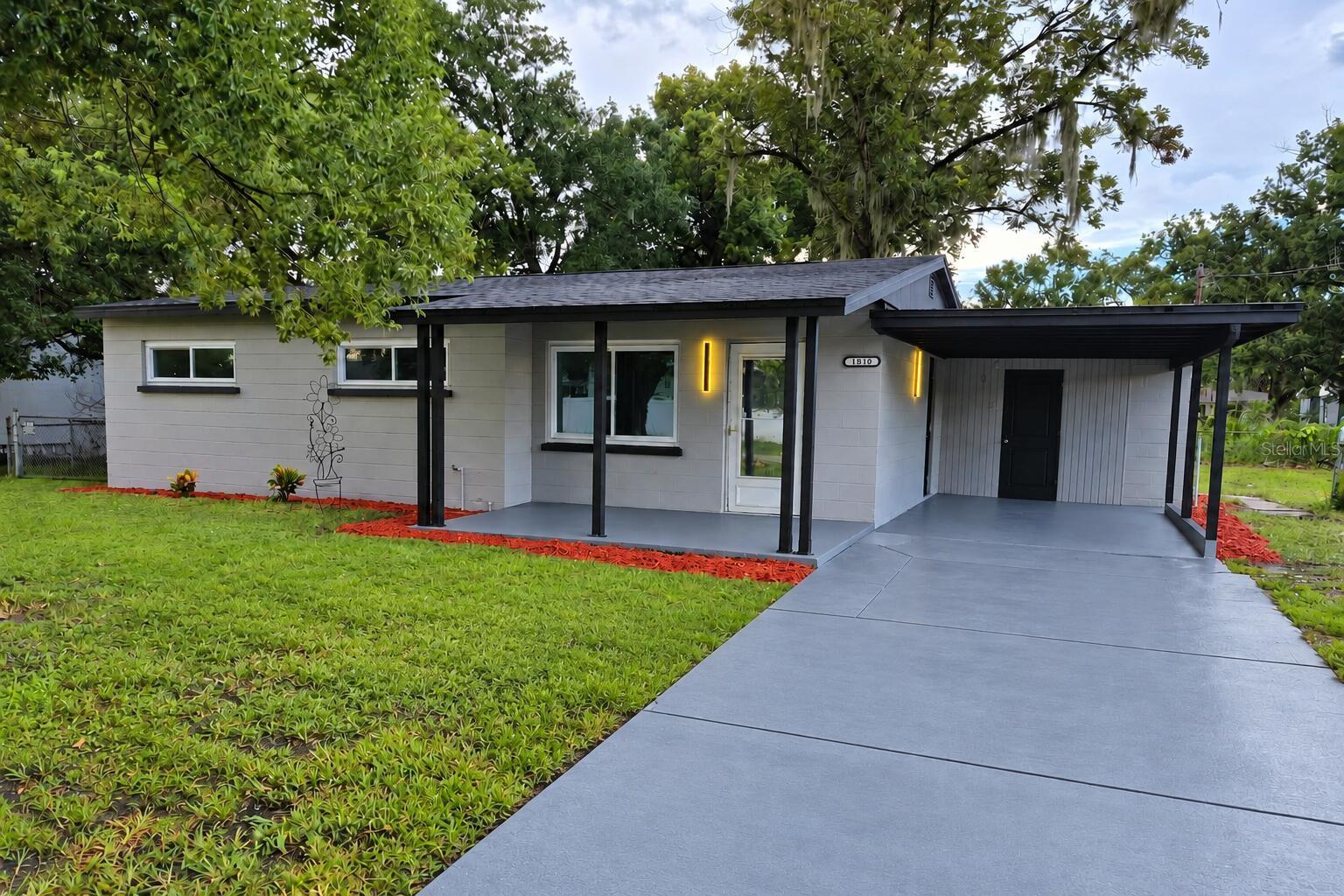 1810 E Carol Dr — photo