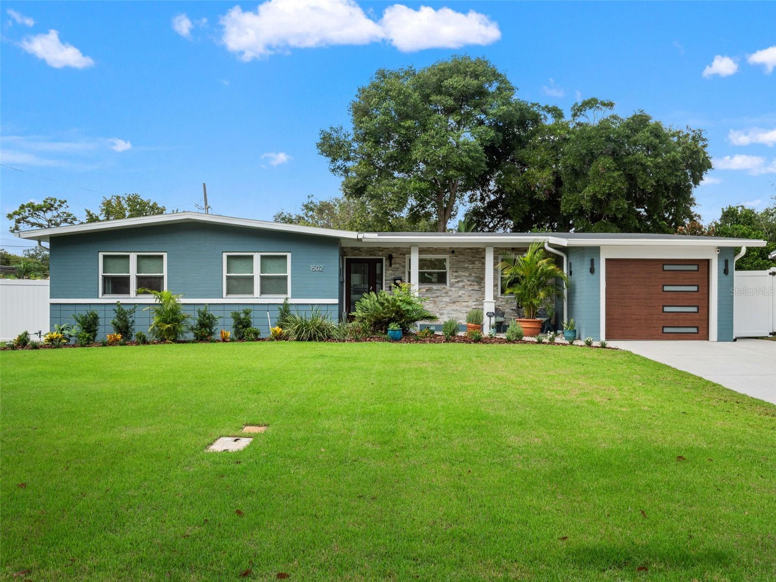 1502 Dove Dr — photo