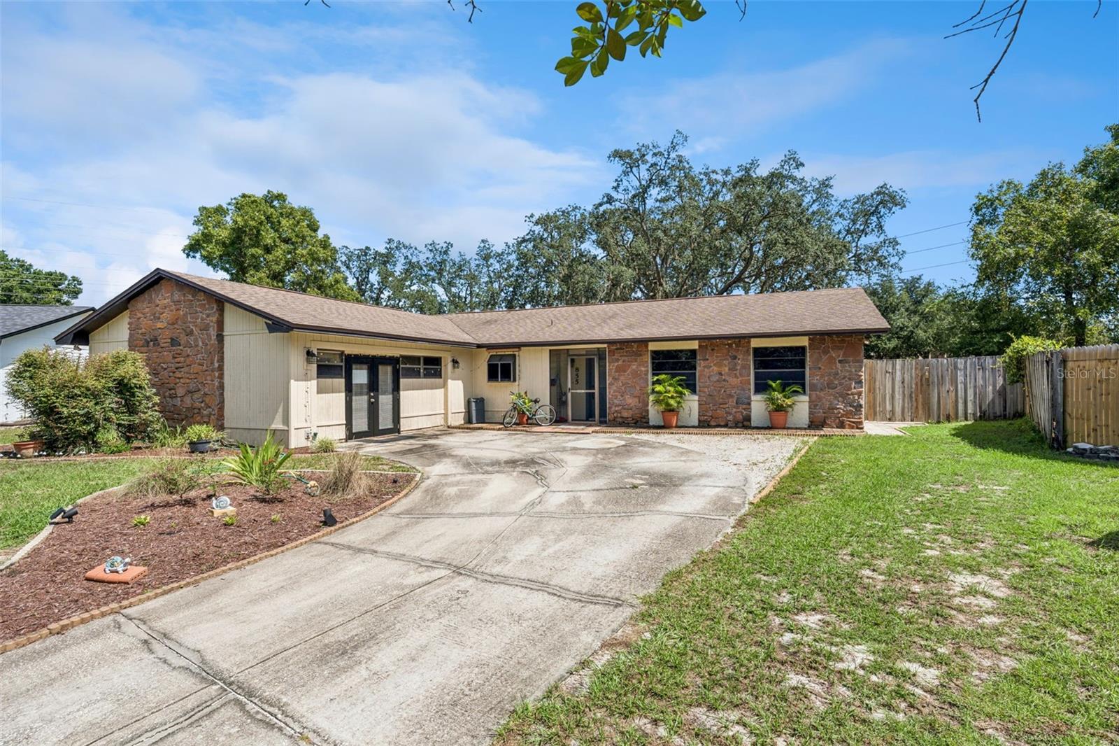 855 Benchwood Dr — photo