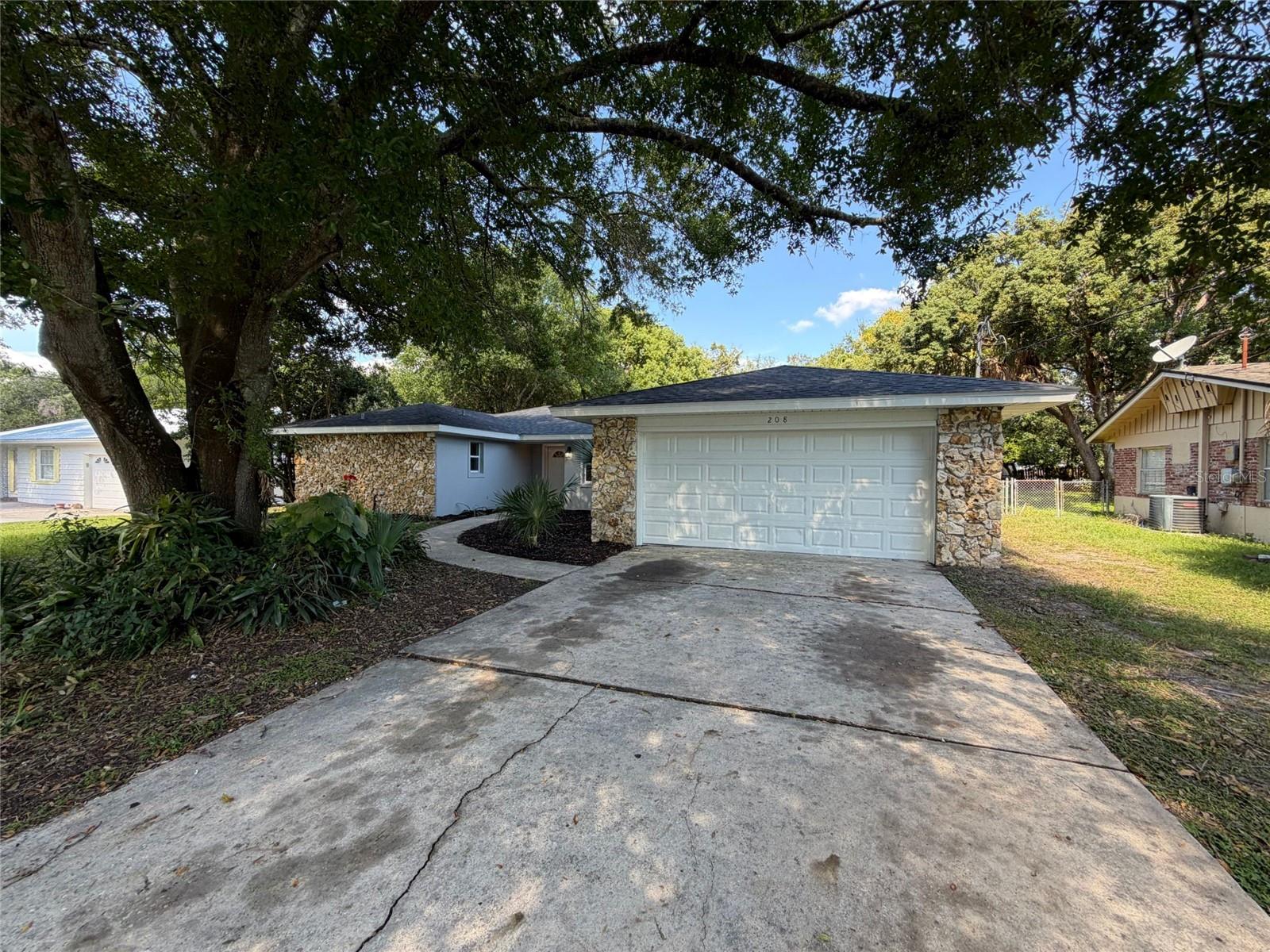 208 Robin Rd — photo