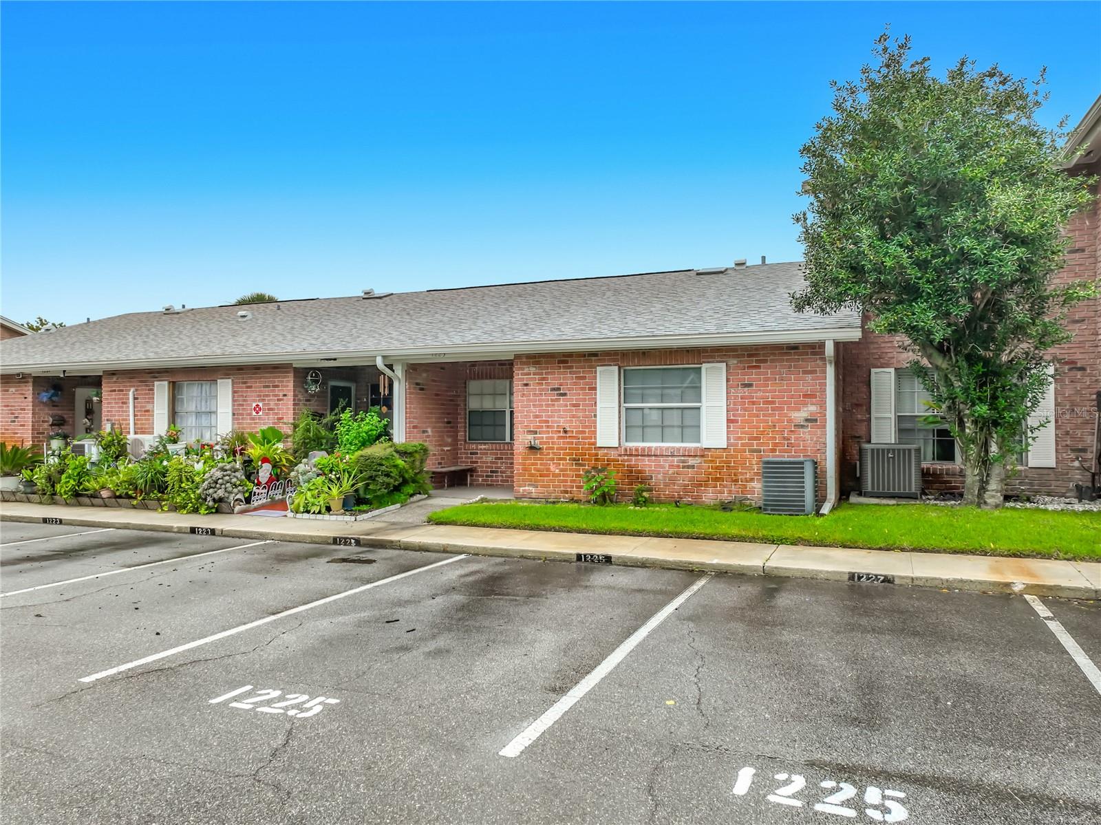 1225 Carriage Ln #1 — photo