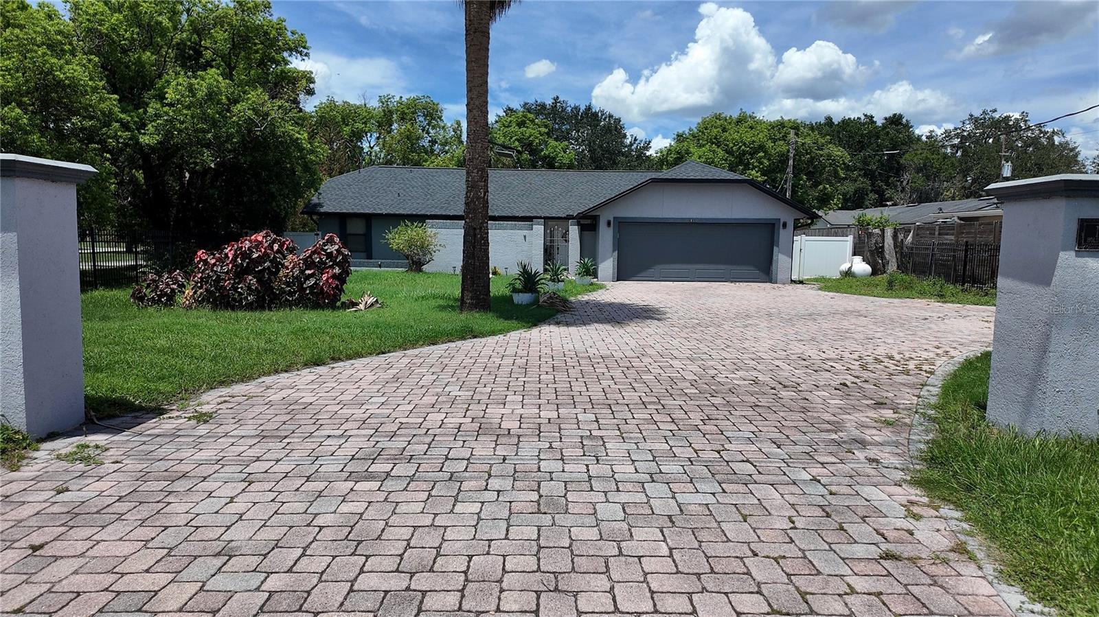 1055 Holden Ave — photo