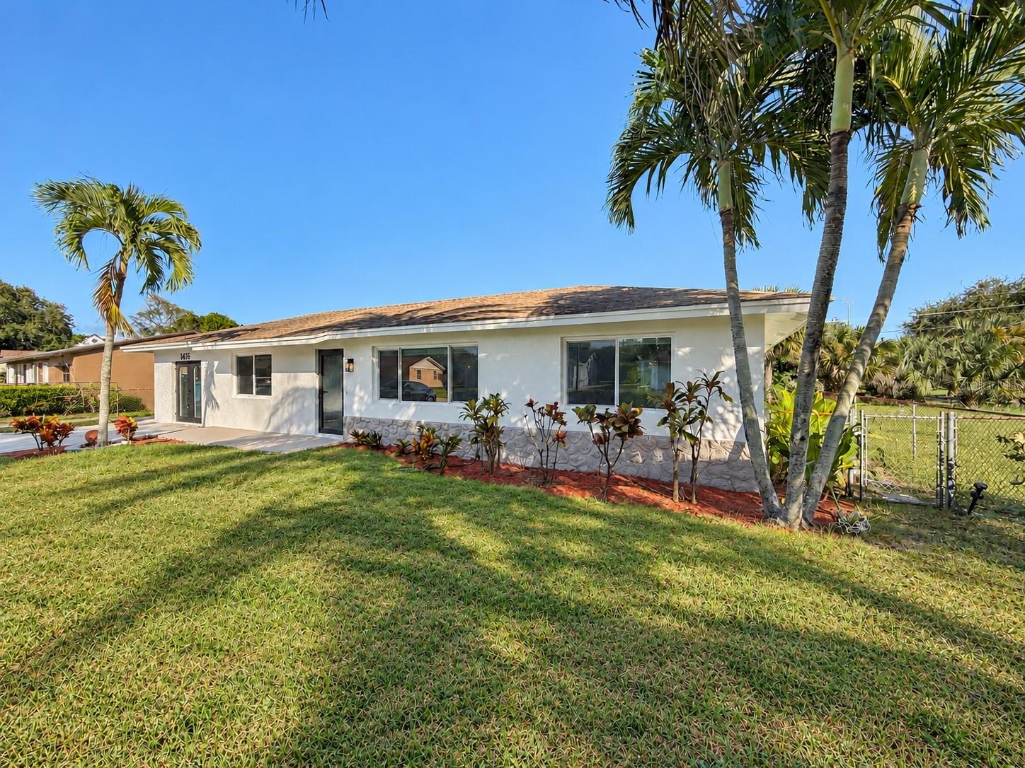 1476 N Mangonia Dr — photo