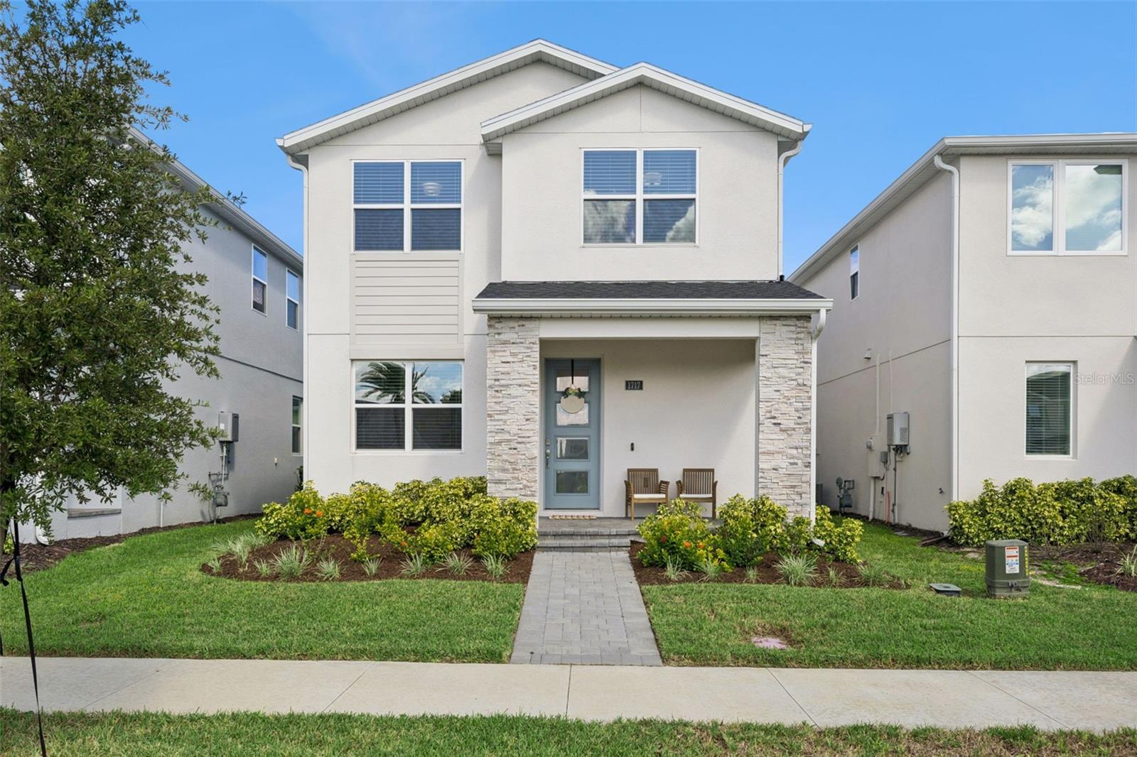 1717 Crowncrest Dr — photo