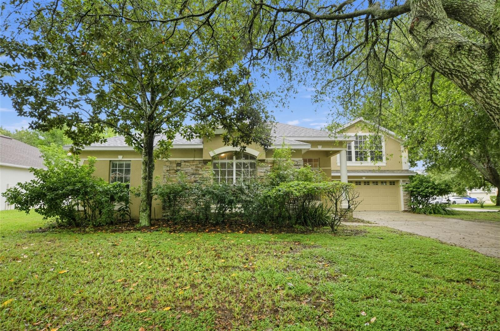 726 Regina Cir — photo