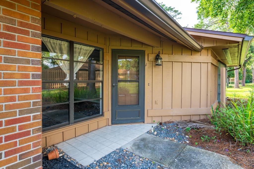 225 Heron Bay Cir — photo