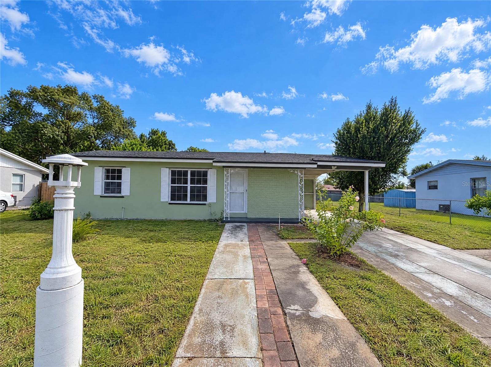 1331 E Hancock Dr — photo