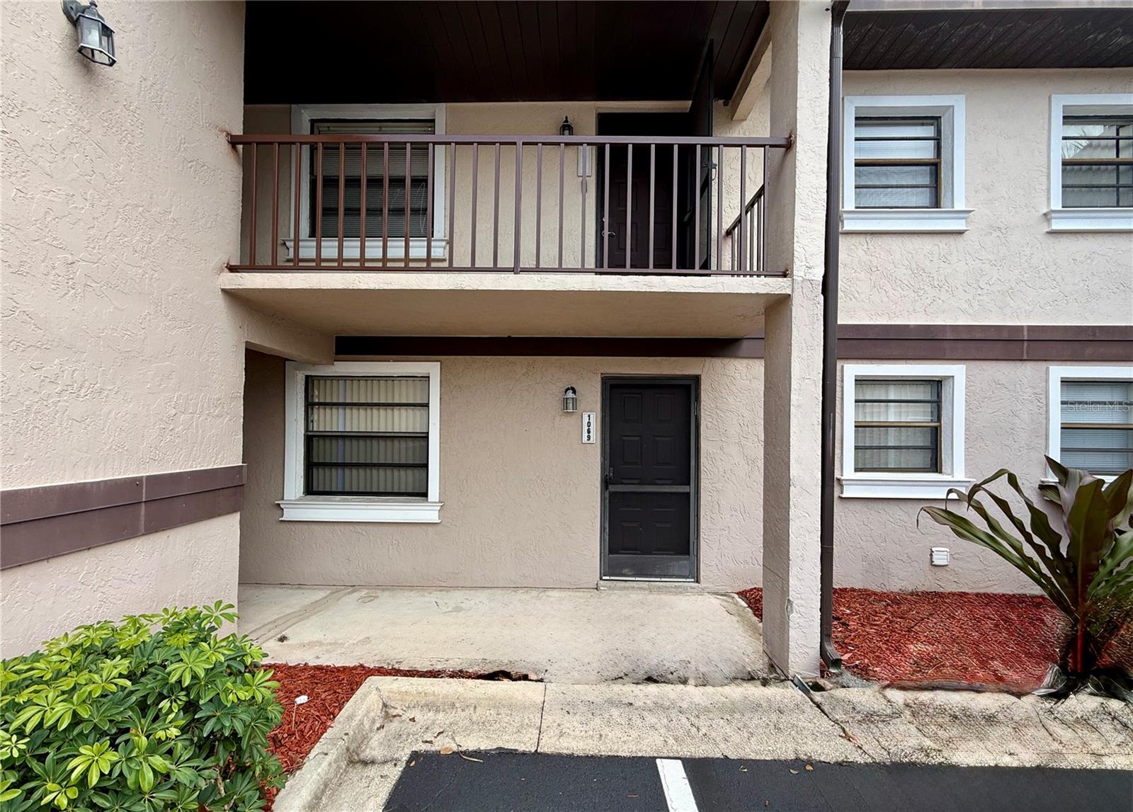 1069 Ellen Ct — photo