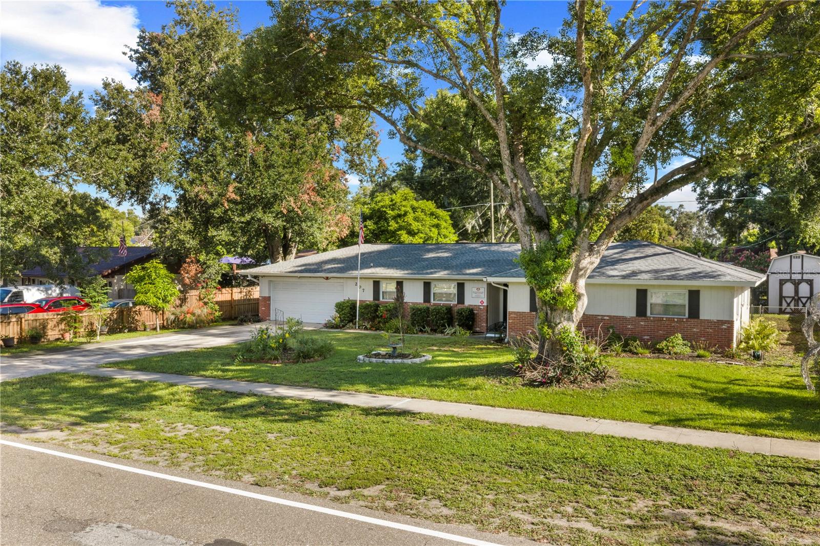 207 W Wheeler Rd — photo