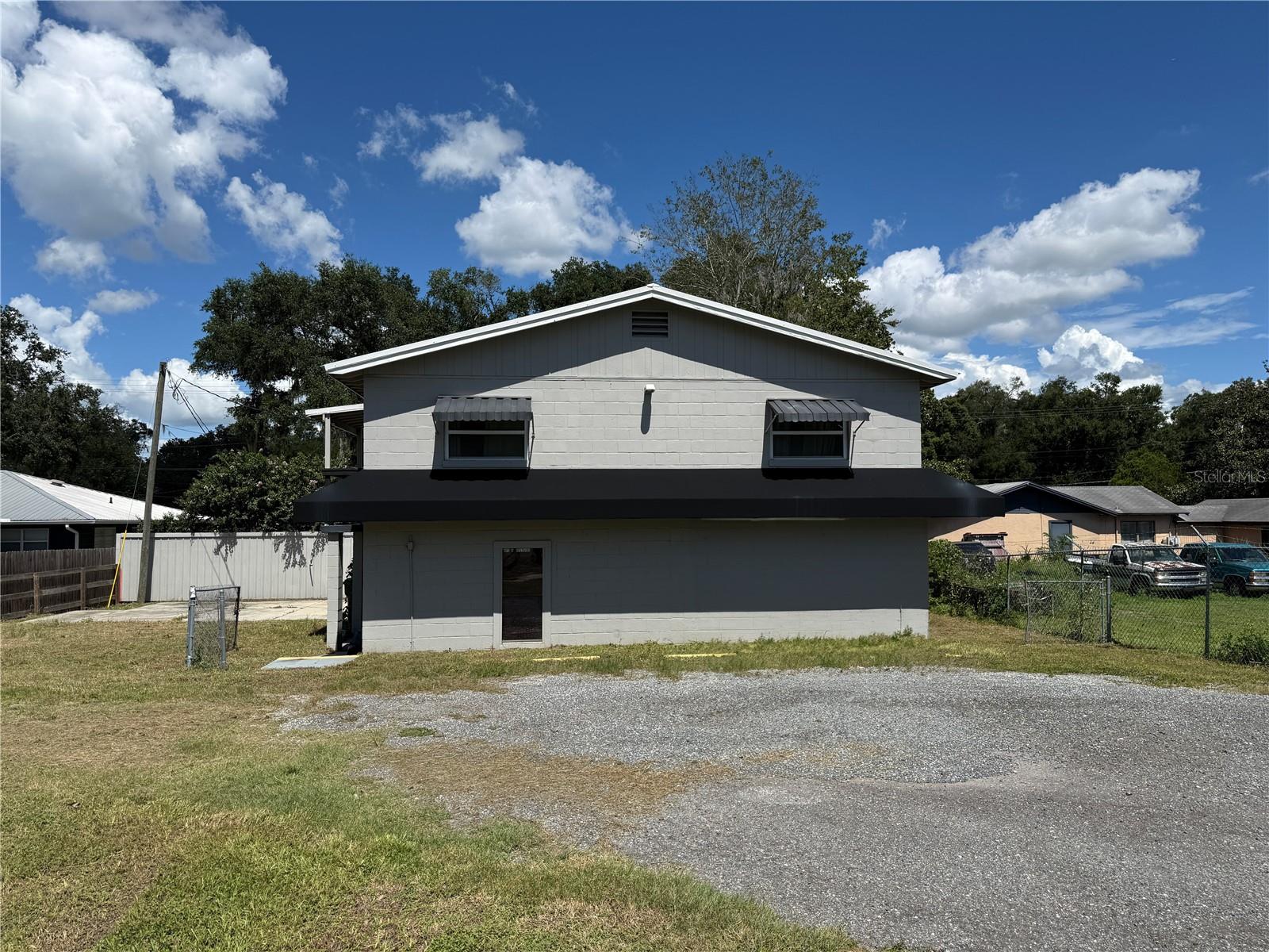 2441 N Pine Ave — photo