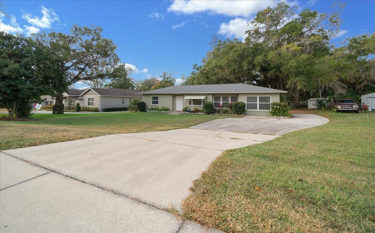 2810 SE Lake Weir Ave — photo