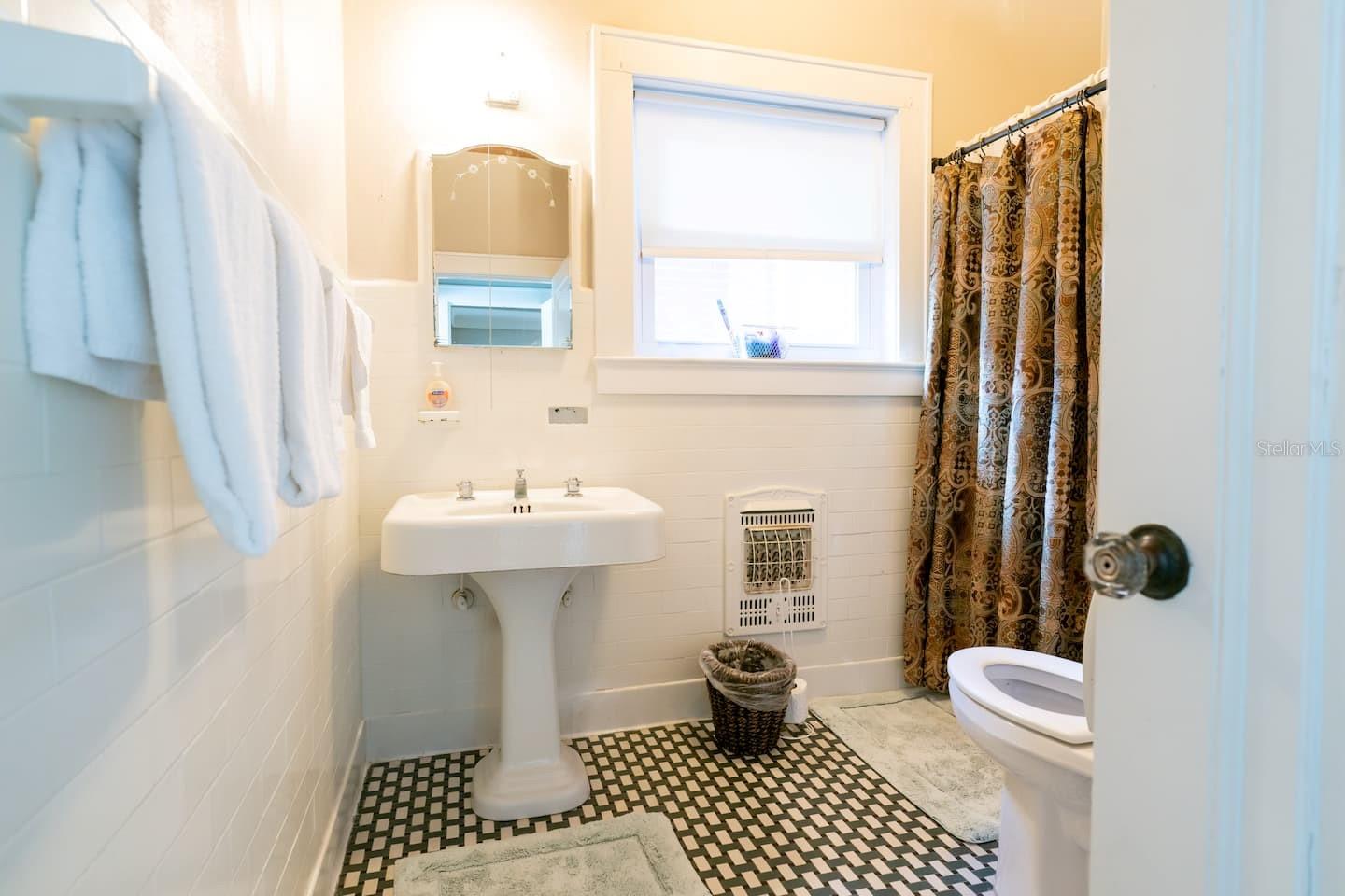 1200 W Lake Otis Dr SE — photo