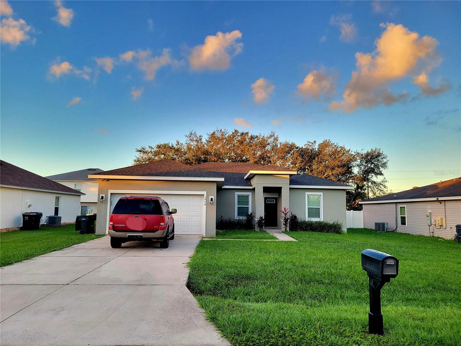 1914 Manatee Ln — photo