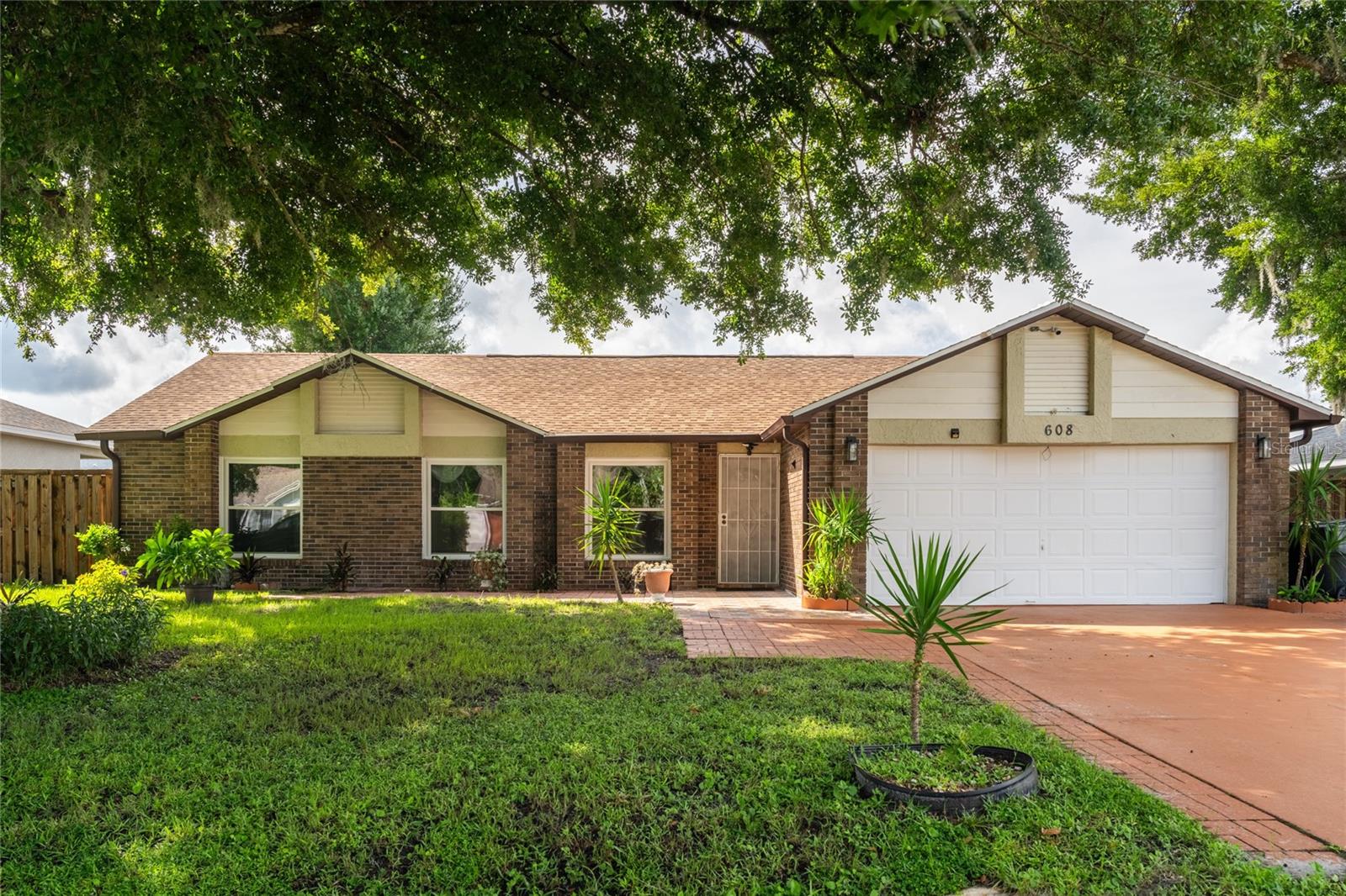 608 Dromedary Ct — photo