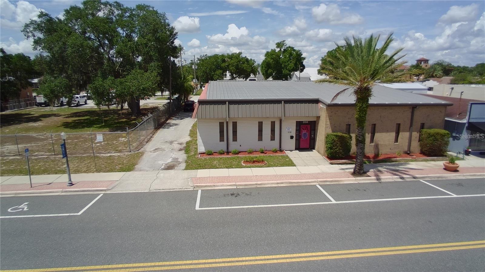208 E Lake Ave — photo
