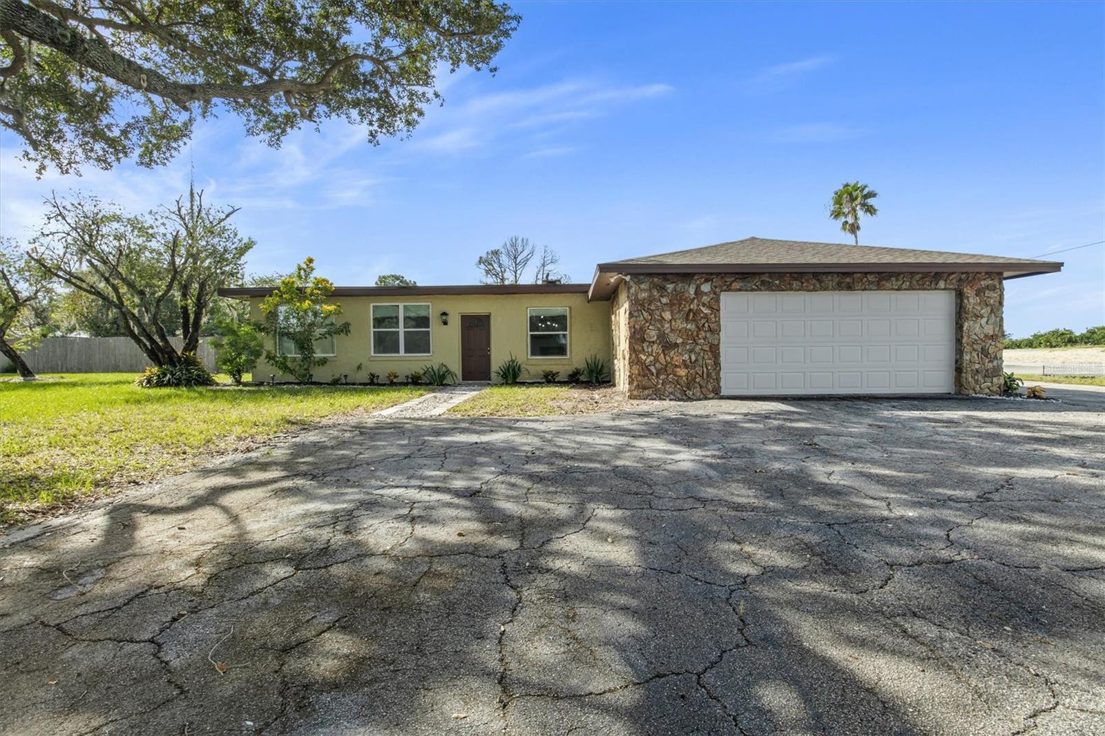 8812 Oakwood Dr — photo