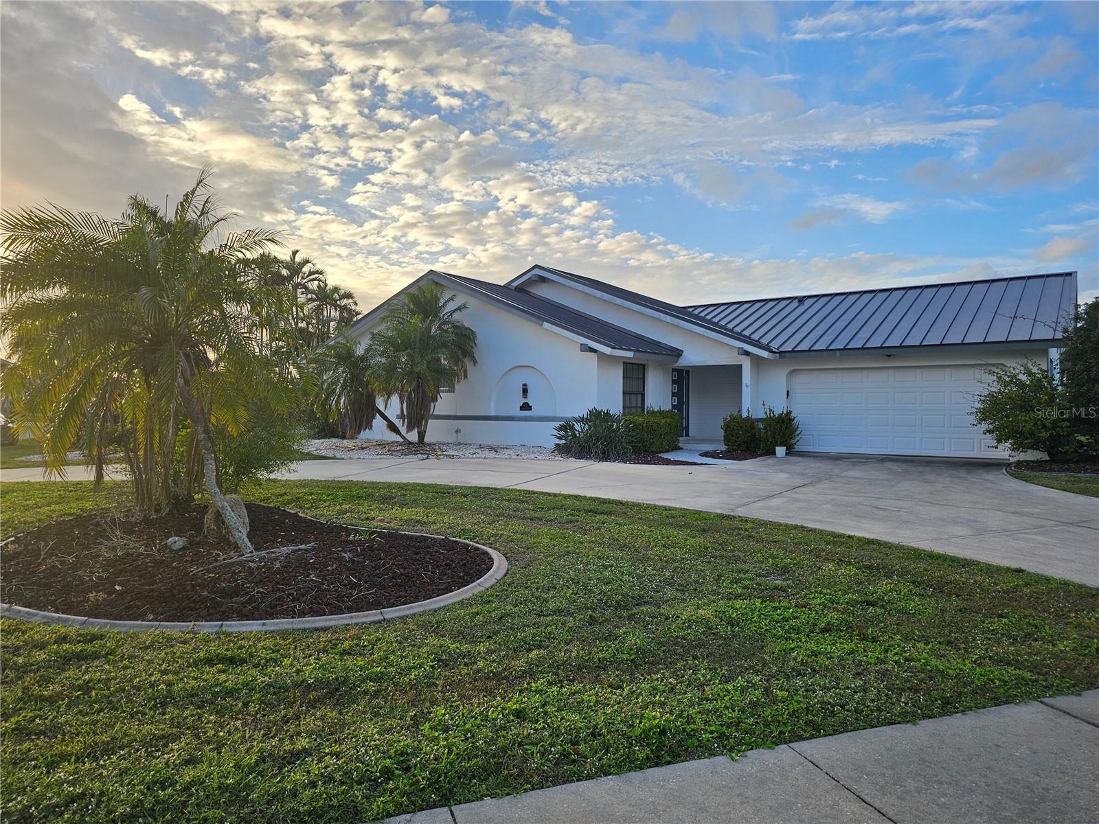 975 Coronado Dr — photo