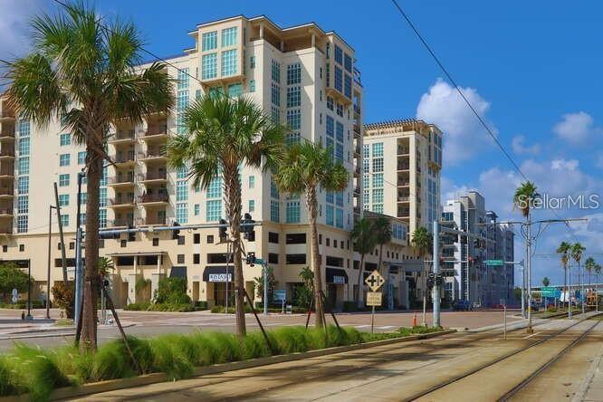 1227 E Madison St #601 — photo