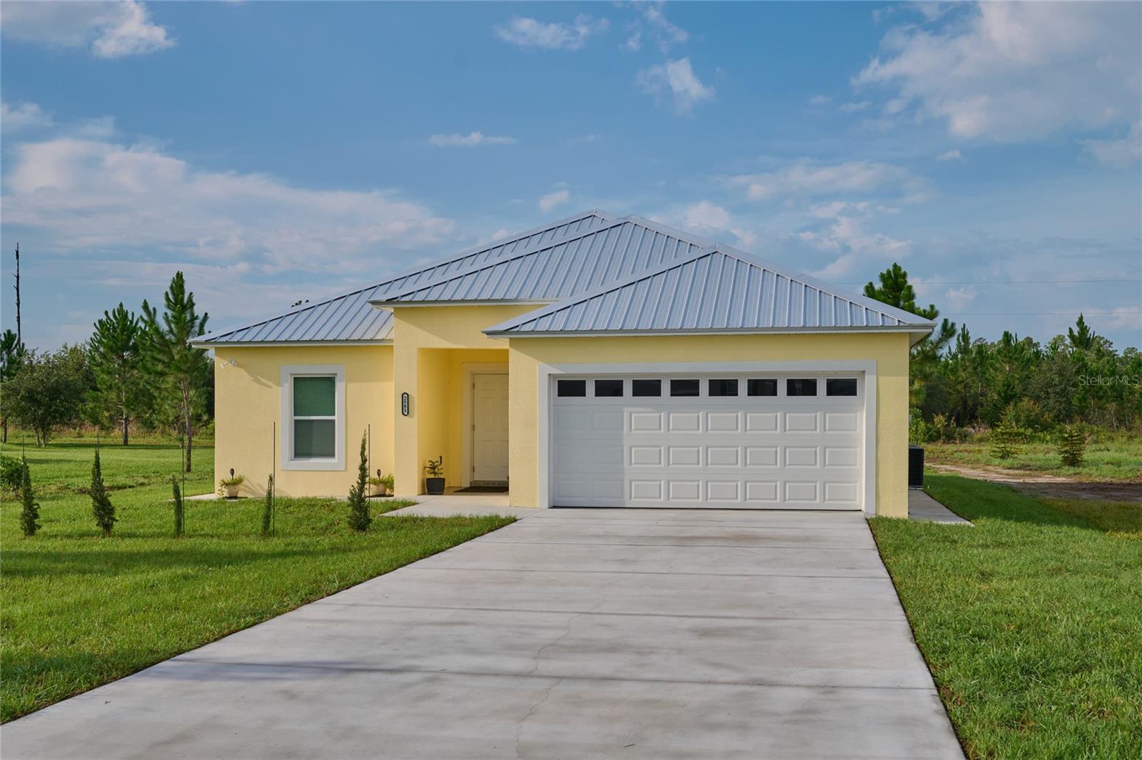 2581 Poinciana Dr — photo