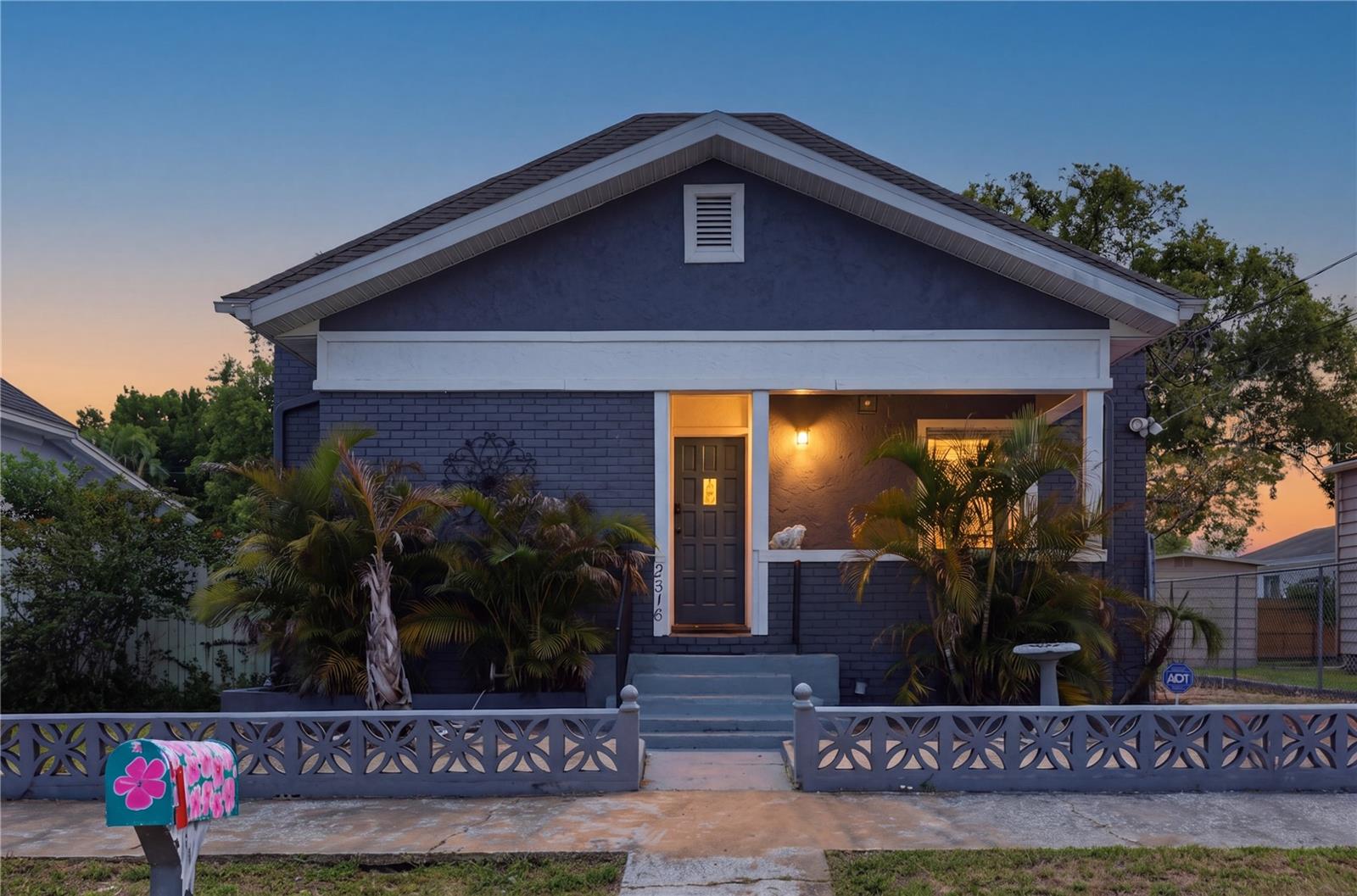 2318 W Cordelia St — photo