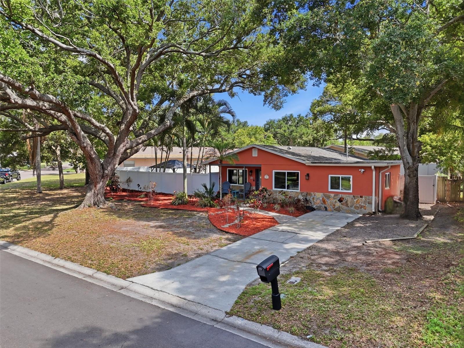 961 Lexington Dr — photo