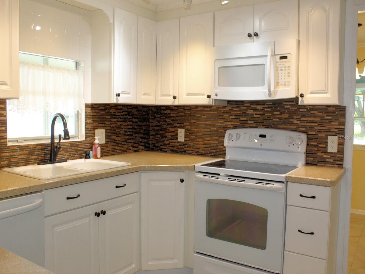 92 Thatch Palm Street E, Largo, FL 33770 — photo 2