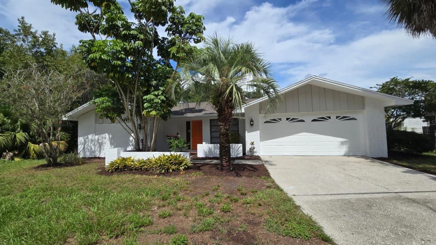 1381 Forest Lawn Ct — photo