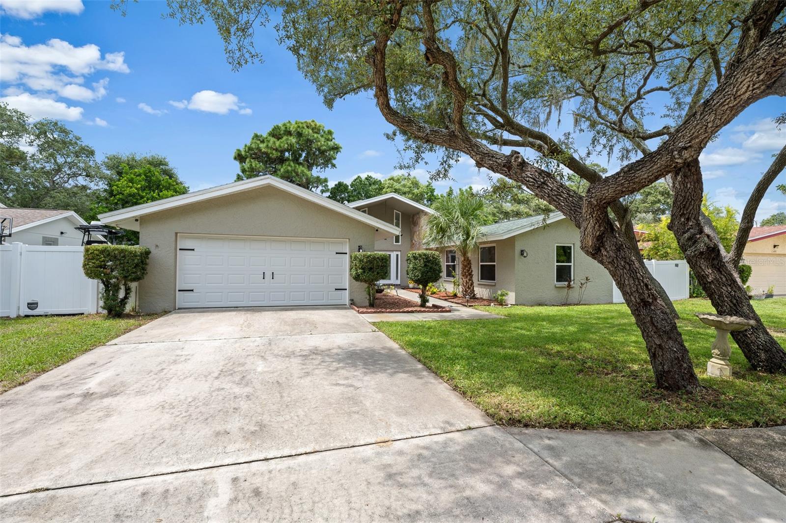 425 Wayfarer Ct — photo
