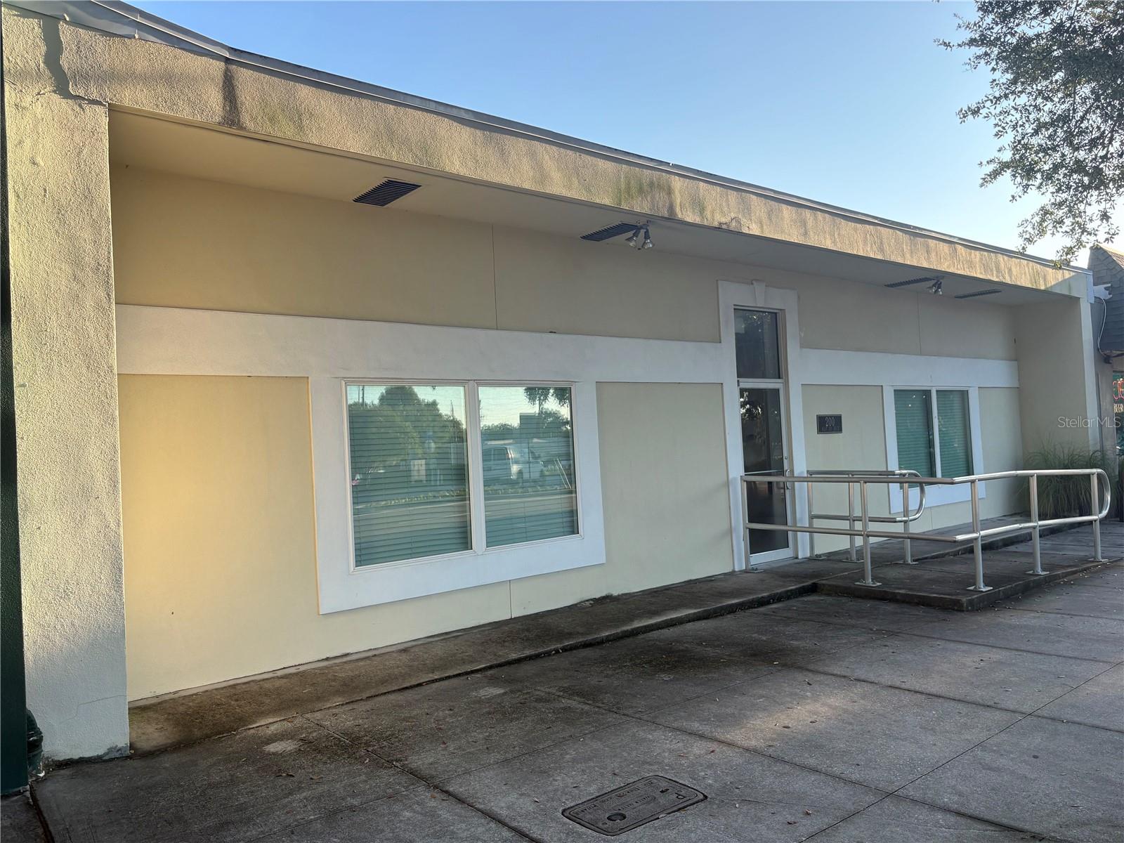 200 W Bay Dr — photo
