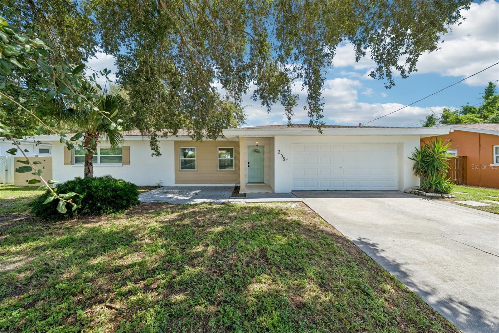 235 Overbrook Dr E — photo