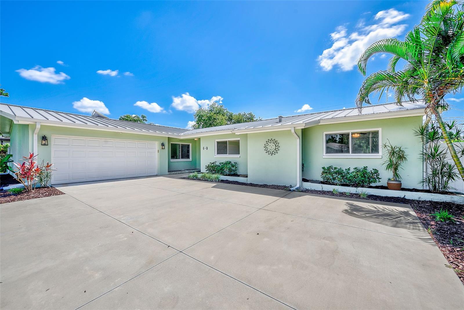 809 Jacaranda Dr — photo