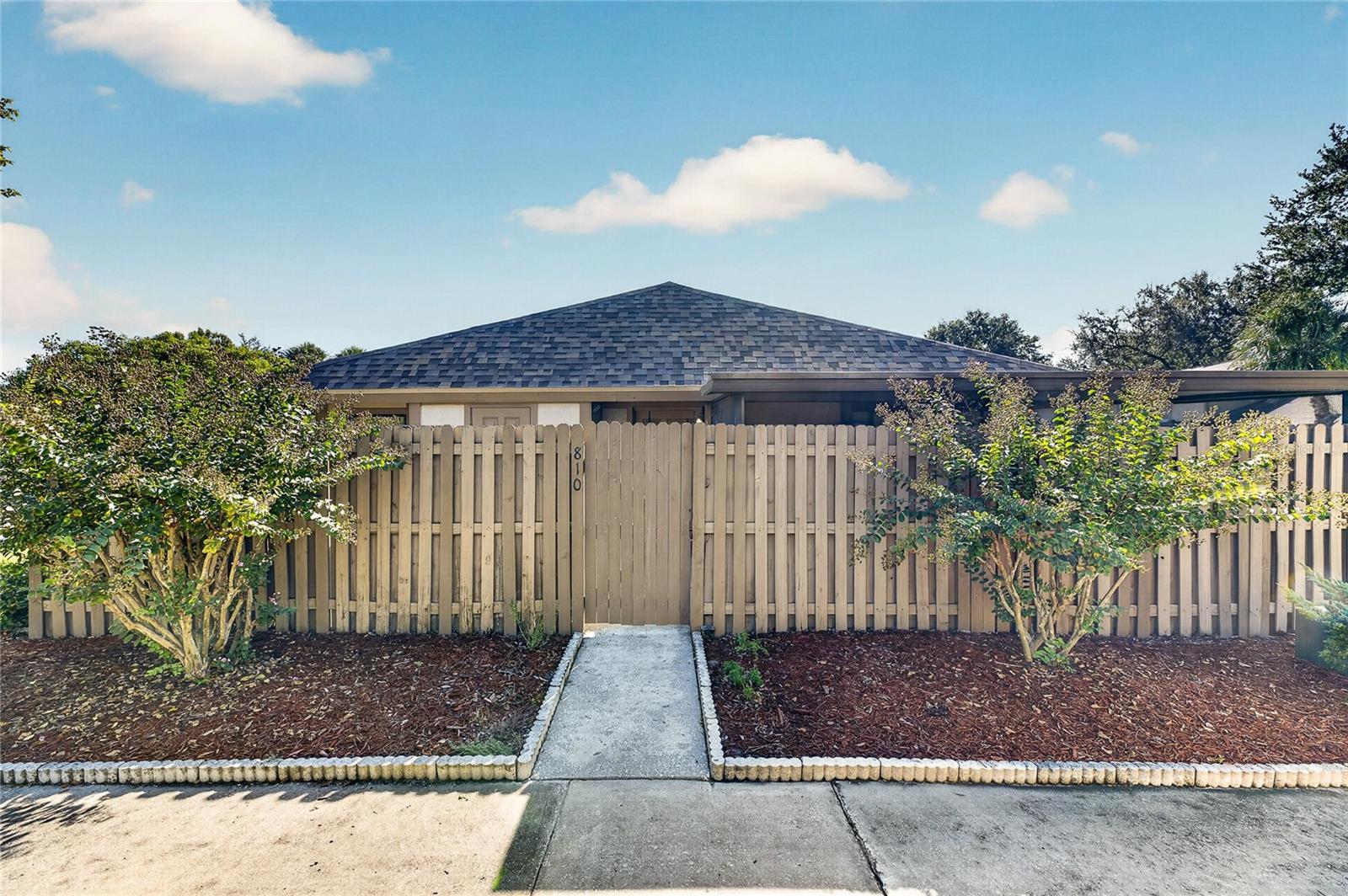 810 Hunters Ct — photo