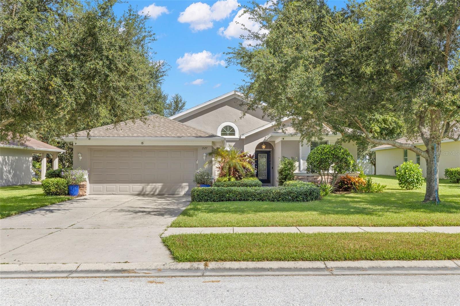 1527 River Ct — photo