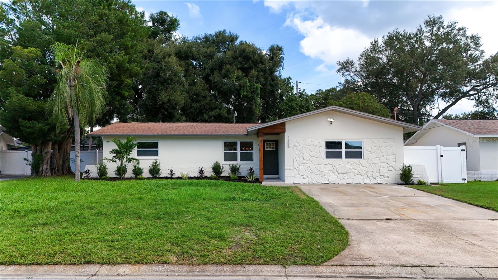 1255 E Lazy Lake Rd — photo