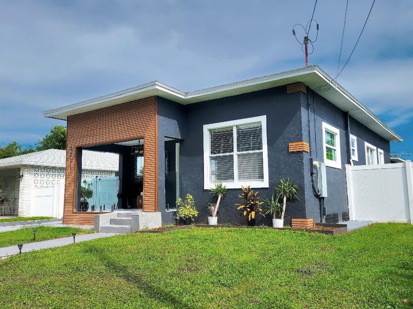 2711 W Cordelia St — photo