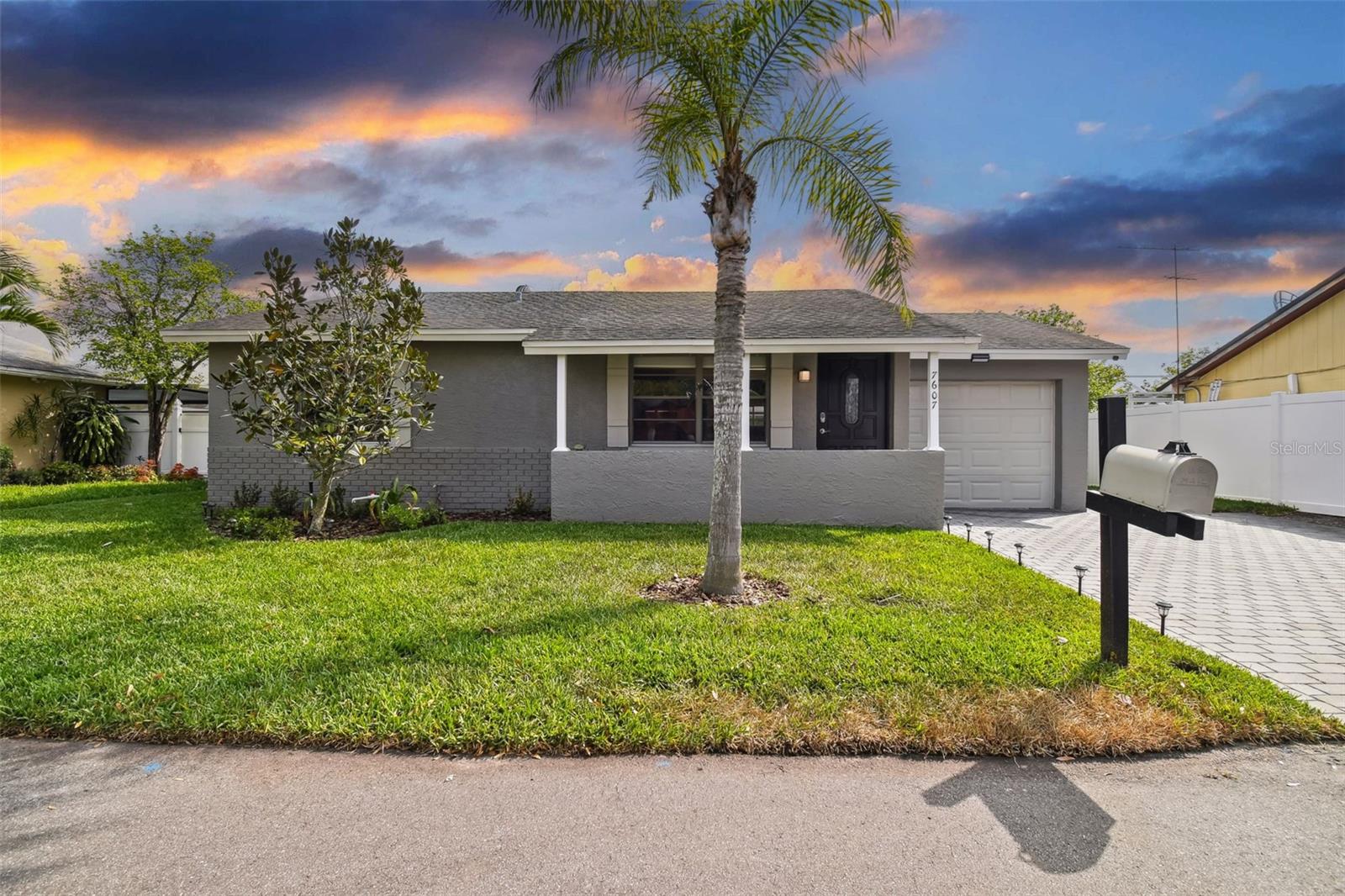 7607 Woodland Oaks Ct — photo