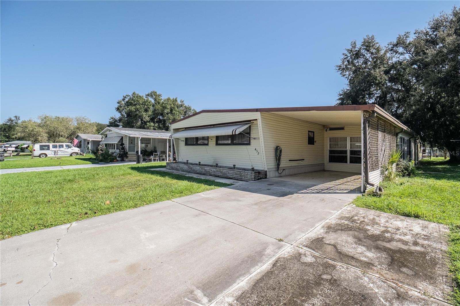 432 Lazy Lake Dr W — photo