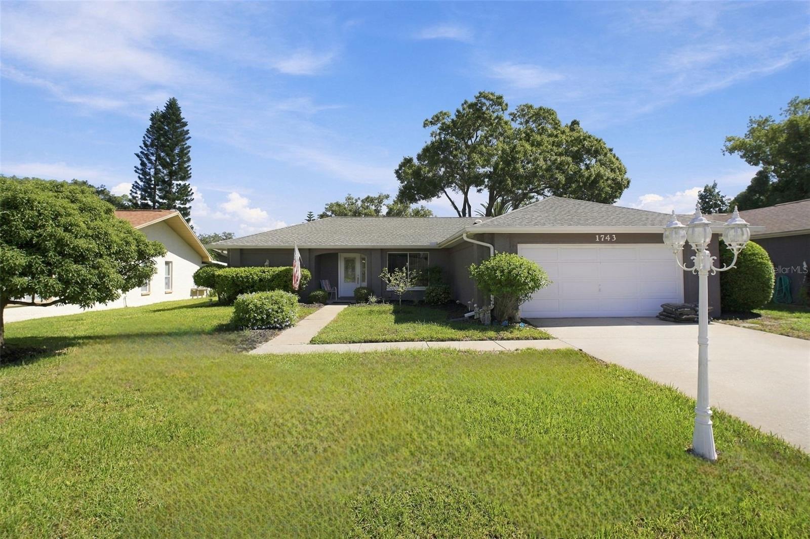 1743 Macdonnell Dr — photo